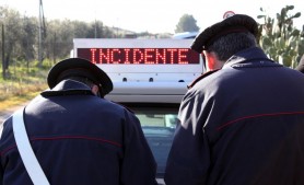 Un bărbat şi-a aruncat soţia din maşină în timpul mersului. Femeia s-a rostogolit de mai multe ori pe şosea